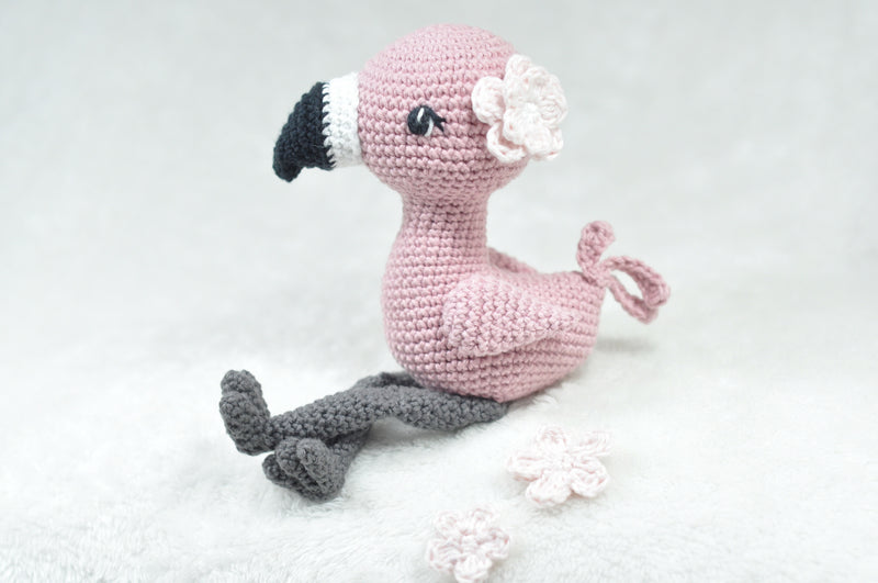 Hækleopskrift – sød flamingo med blomst