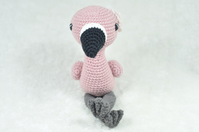 Hækleopskrift – sød flamingo med blomst