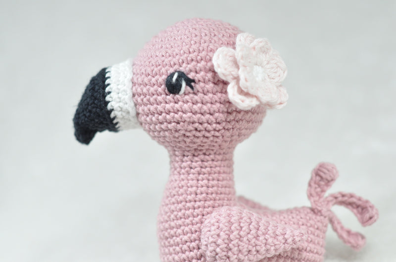 Hækleopskrift – sød flamingo med blomst