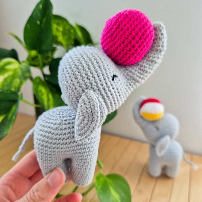 Elefant med bold
