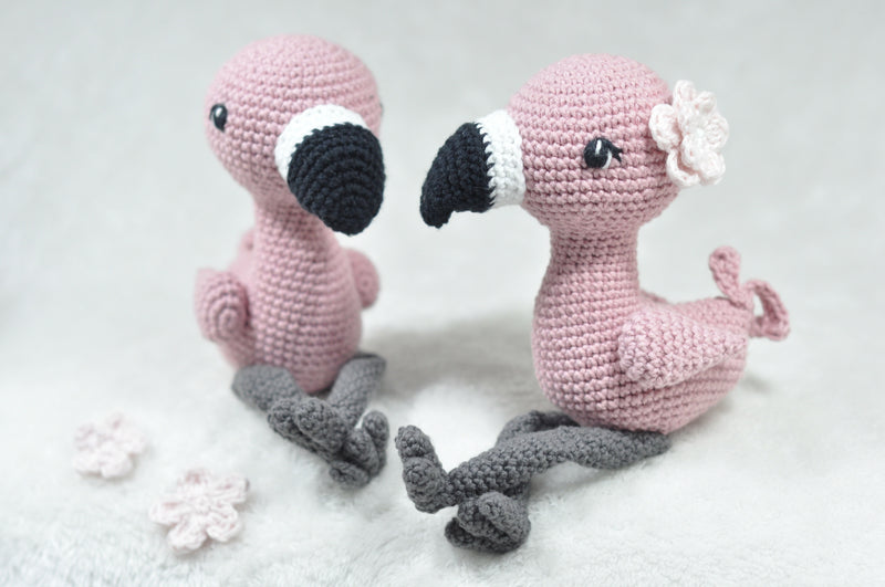 Hækleopskrift – sød flamingo med blomst