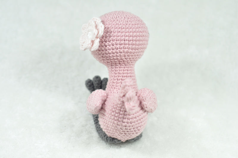 Hækleopskrift – sød flamingo med blomst