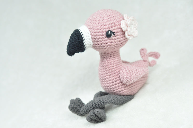 Hækleopskrift – sød flamingo med blomst