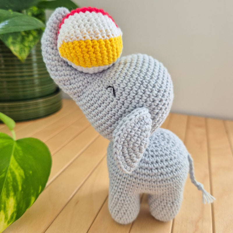 Elefant med bold